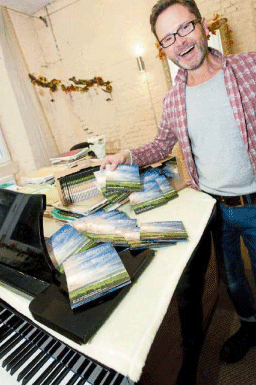 Andreas Arneke packt in seinem Studio die frisch produzierten „Klingendes Rheinhessen“-CDs aus