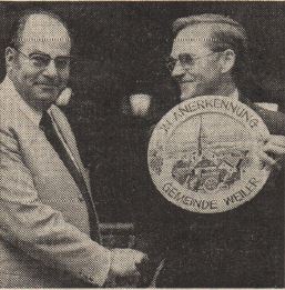 1976 Hermann Josef Stipp wird mit dem Wappenteller der Gemeinde Weiler ausgezeichnet
